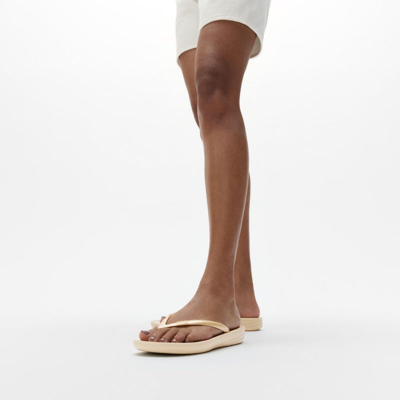 FitFlop Women's iQushion Rubber Flip-Flops with Contoured Footbed for Walking, Lightweight Ergonomic Flip Flop Sandals with Arch Support and Foot Impact Pillows, Gold, 8 US Women - Image 2